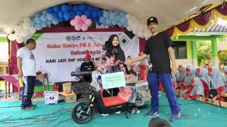 Kepala SMPN 4 Ngawen menyerahkan hadiah utama berupa sepeda listrik kepada siswa yang beruntung mendapatkan doorprize dalam rangka Milad Ke-26 sekolah.