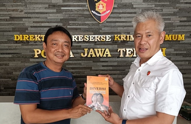 Alumni Mahasiswa Magister Hukum Universitas Semarang Adv Dio Hermansyah Bakri SH MH (kiri) dan Iptu Agus Djunaedi SH MH dari Polda Jawa Tengah menunjukkan buku karya mereka dengan judul '' Diversi dalam Penanganan Tindak Pidana Anak''.