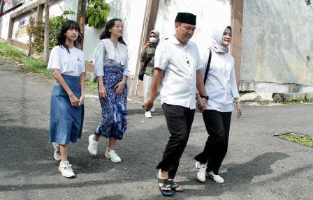 Diawali Salat Duha, Yoyok Sukawi Bersama Keluarga Gunakan Hak Pilih di TPS 01 Kelurahan Wonotingal