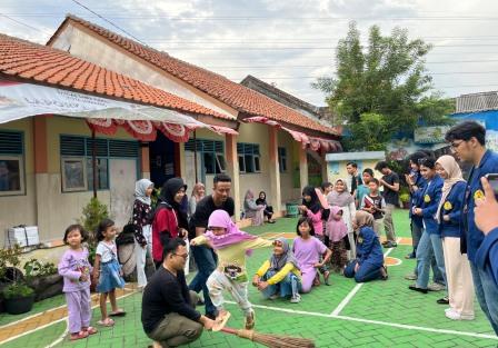 Mahasiswa Ilkom USM dan Komunitas Satoe Atap Lakukan Aksi Bersih-Bersih di SDN 2 Pandean Lamper