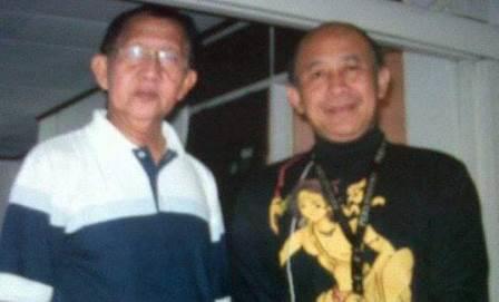 Daniel Agus Maryanto (kanan) bersama dalang kondang Ki Manteb Sudarsono.