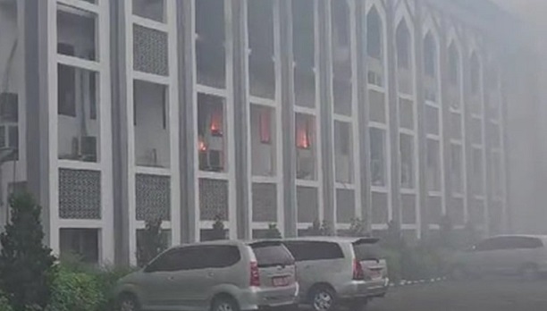 Gedung Rektorat UIN Ciputat Terbakar
