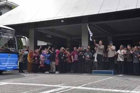 Lepas 52 Keluarga Transmigran, Sekda Sumarno Usulkan Tranmigrasi Tematik