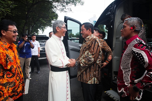 Sebar Pesan Kasih, Toleransi, dan Peduli terhadap Sesama, Nana Sudjana Sambangi Keuskupan Agung Semarang dan GKI Gereformeerd