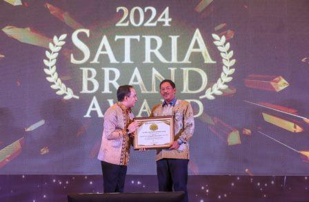 Stabilitas Politik di Jateng Terjaga, Nana Sudjana Raih Satria Leader Award