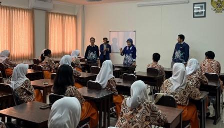 Tim PkM USM Beri Pelatihan Pengolahan Hasil Ternak ke Siswa SMK Ibu Kartini Semarang