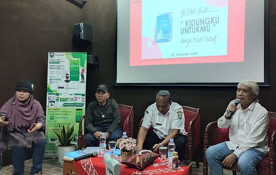 Ketua Umum Satupena Jawa Tengah Gunoto Saparie (kanan) menyampaikan bahasannya dalam Bedah Buku Kidungku Untukmu karya Yusri Yusuf di Dinas Arsip dan Perpustakaan Kabupaten Semarang.