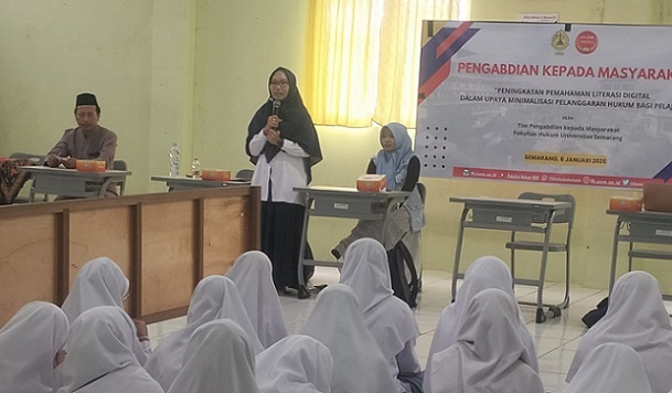Ketua Tim PKM USM Dr Dian Septiandani menyampaikan meteri pada pembukaan kegiatan.