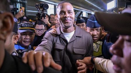 Tiba di Indonesia, Patrick Kluivert Disambut Suporter Timnas