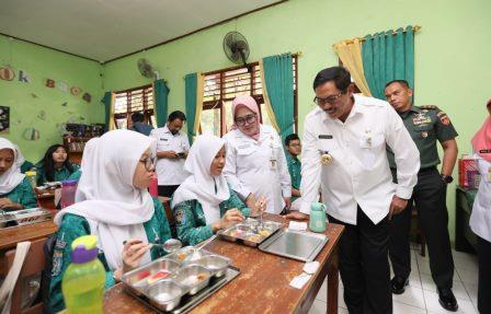 Pastikan Program Makan Bergizi Gratis Lancar, Pj Gubernur Jateng Gelontorkan Dana Rp 67,13 Miliar