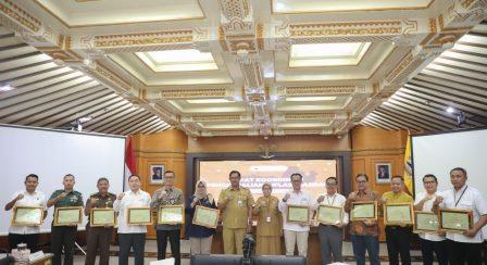 Beri Penghargaan Anggota TPID, Nana Sudjana: Pengendalian Inflasi Salah Satu Upaya Melayani Masyarakat