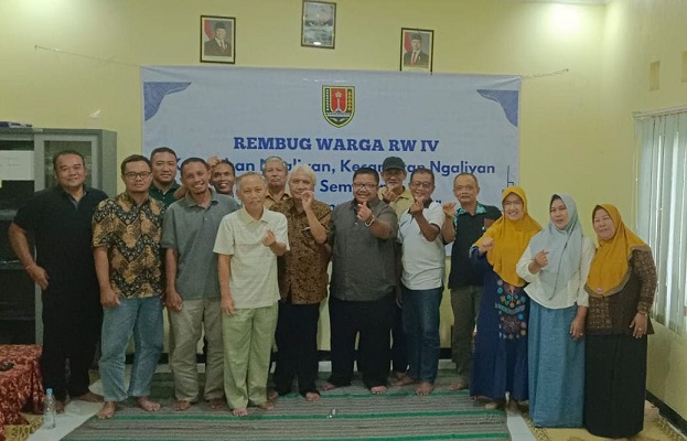 Para peserta Rembug Warga RW IV Kelurahan Ngaliyan Kecamatan Ngaliyan Kota Semarang berfoto bersama di akhir kegiatan