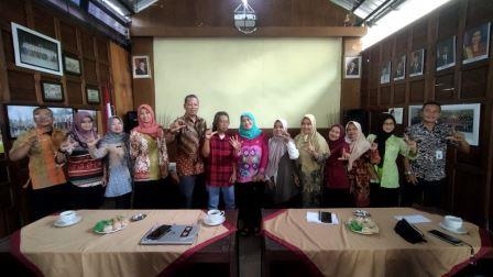 Delegasi Satupena Kabupaten Temanggung di bawah pimpinan Wiwik Hartati bergambar bersama dengan Kepala Badan Kesbangpol Temanggung Djoko Prasetyono seusai audiensi di aula kantor organisasi perangkat daerah tersebut.