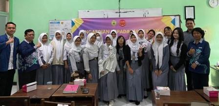 Tim PkM USM Sosilisasi Perlindungan Hukum Transaksi Online ke Siswa SMA Kesatrian Semarang
