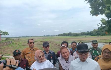 Wamendagri Tinjau Irigasi Kering Terdampak Normalisasi Sungai Beringin