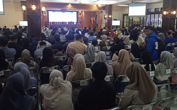 Para calon wisudawan mengikuti Geladi Bersih.