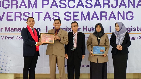 AKP Eddy Purwanto SH dari Polda Jateng memberikan kenang-kenangan dari calon wisudawan Magister Hukum kepada Kaprodi MH USM, Dr Drs Adv H Kukuh Sudarmanto BA S Sos SH MM MH didampingi Direktur Pascasarjana USM, Prof Dr Indarto SE MSi, Kaprodi MM dan Kaprodi MPsi.