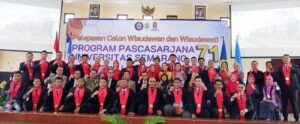 Calon wisudawan Magister Hukum Universitas Semarang beserta para dosen, kaprodi dan Direktur Pascasarjana foto bersama.
