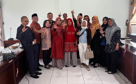 Delegasi Satupena Temanggung yang terdiri dari Roso Titi Sarkoro, Wiwik Hartati, Rizki Al Hidayah, Indah Kurniasari, Ulul Azmi Umaroh, Muhisom Setiaki, dan Nuris berfoto bersama seusai audiensi dengan Ketua Komisi D DPRD setempat Riyadi.