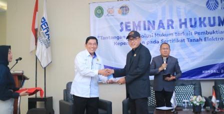 Ketua DPC Peradi Kendal, H Subur Isnadi SH memberikan penghargaan kepada Kaprodi MH USM Dr Drs Adv H Kukuh Sudarmanto BA S Sos SH MM MH usai menjadi Keynote Speech dalam Seminar Hukum.