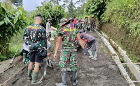 TMMD di Magelang, Kodim dan Warga Tetap Ngecor Jalan di Bulan Puasa