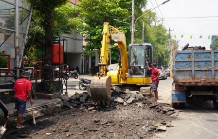 Pemkot Semarang melalui Dinas Pekerjaan Umum melakukan perbaikan jalan bergelombang di depan shelter BRT Jalan Pemuda, Kamis (6/3/2025)