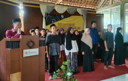 Suasana peluncuran Komunitas Puisi Esai di Pesantren Nurul Furqon Rembang, Jumat, 28 Februari 2025. 