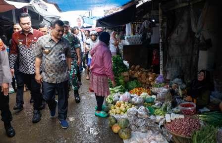 Pantau Harga Pangan Selama Ramadan dan Jelang Ramadan, Gubernur Achmad Luthfi Kunjungi Pasar Tradisional