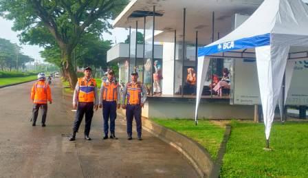 Para petugas berjaga di Posko Terpadu Pemantauan Lalu Lintas di turunan Silayur, tepatnya Jalan Prof. Hamka, Ngaliyan, yang didirikan Pemerintah Kota atau Pemkot Semarang bersama Satlantas Polrestabes Semarang.