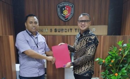 Dr Zaenal Arifin SH MKn (kanan) bersana Penyidik Polda Metro Jaya. menjadi Ahli kasus Pengadaan Barang dan Jasa.(dok)