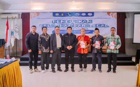 Kaprodi MH USM selaku Pemateri bersama Direktur YLBH Putra Nusantara , Panitia Pelaksana serta para Penanya yang mendapat hadiah Buku dari Kaprodi MH USM.