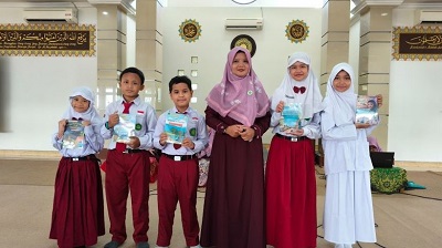 Kepala SD Islam Hidayatullah Semarang Robiah Peni Raharjanti berfoto bersama para siswa penerima penghargaan literasi.