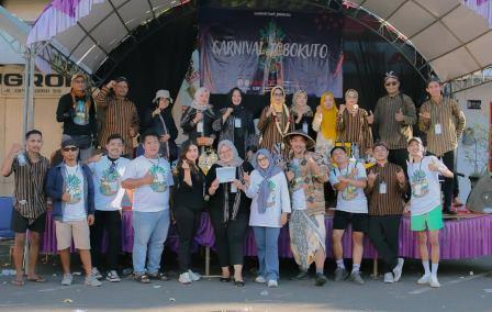 Sebagian peserta karnaval Sedekah Bumi di Jobokuto, Jepara, bergambar bersama.