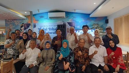 Ketua Pembina Yayasan Alumni Undip, Prof H Sudharto P Hadi MES PhD, Pembina YAU, Ir H Soeharsojo, Rektor USM Dr Supari ST MT dan Kaprodi MH USM Dr Drs Adv H Kukuh Sudarmanto BA SSos SH MH MM foto bersama mahasiswa Angkatan XXI MH USM usai Halalbihalal.