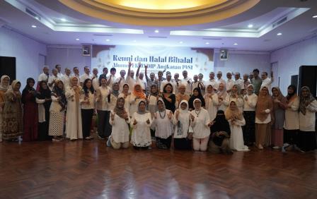 Para peserta Reuni dan Halal Bilhalal Fakultas Kedokteran Universitas Diponegoro Semarang berfoto bersama seusai kegiatan tersebut di Hotel Metro, Semarang, Sabtu-Minggu, 3-4 Mei 2025.