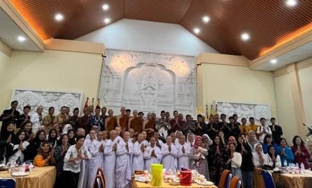 Para tokoh lintas iman dan seniman Jawa Tengah berfoto bersama dengan para tokoh umat Budha pada peringatan Hari Tri Suci Waisak di Vihara Tanah Putih, Semarang, Senin (12/5/2025).