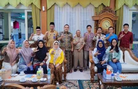 Para pengurus Satupena Kabupaten Blora berfoto bersama dengan Bunda Literasi Blora Ainia Shalichah seusai bersilaturahmi di Rumah Dinas Bupati Blora.