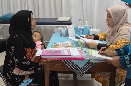 Pemeriksaan kesehatan terhadap anak oleh dr Fiyya Agilatun Nisa Kunarso SpA dalam kegiatan Spealing RS Baitul Hikmah di Balai Desa Cepokomulyo Gemuh Kendal.