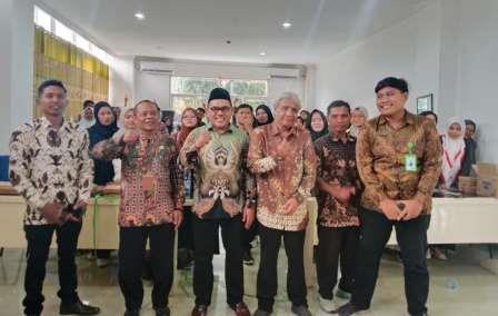 Narasumber, panitia, dan peserta Bimbingan Teknis Penulisan Puisi Esai Berbasis AI berfoto bersama di Dinas Kearsipan dan Perpustakaan Kabupaten Blora, Kamis (19/6/2025).