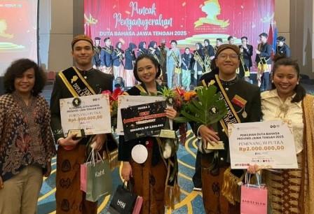 Pemenang 1, 2, dan 3 Pemilihan Duta Bahasa Provinsi Jawa Tengah dari Binus University Semarang berfoto bersama dengan dua pembinanya, Linda Mutiara Lumban Tobing dan Nur Sitha Afrilia.