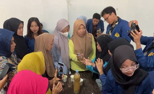 Mahasiswa MBKM USM Beri Pelatihan 4P dan Eco Enzyme ke Warga Gayamsari