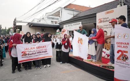 Bupati Kendal Dyah Kartika Permanasari mengibarkan bendera tanda dimulainya Gerak Jalan Sehat dalam rangka Ulang Tahun RS Baitul Hikmah Kendal ke-25 di Gemuhblanten, Kendal, Rabu (25/6/2025).
