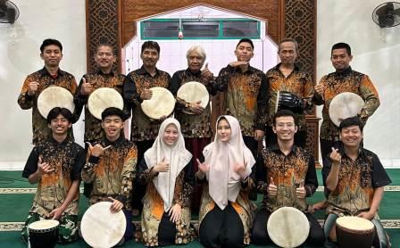 Para anggota Grup Hadrah Padhang Mbulan Masjid Baitussalam RW IV Ngaliyan berfoto bersama seusai latihan dalam rangka persiapan menuju Porseni Tingkat Kecamatan Ngaliyan Semarang.