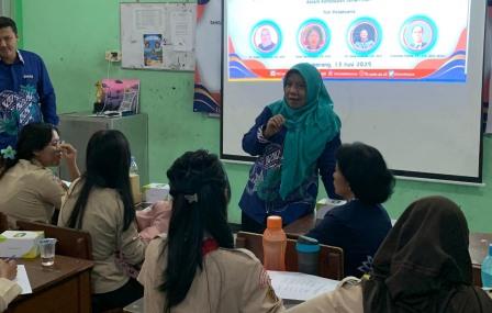 Tim PkM USM Beri Penyuluhan Hukum ke Siswa SMA Kesatrian 2 Semarang