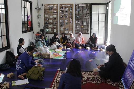 Tim PkM USM Beri Pelatihan Strategi Marketing untuk UMKM RW 15 Tanjungmas