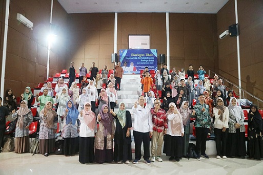 Peserta Bimbingan Teknis Penulisan Berbasis Kearifan Lokal berfoto bersama di Gedung Sasana Bakti Pustaka, Temanggung, Kamis, 24 Juli 2025.