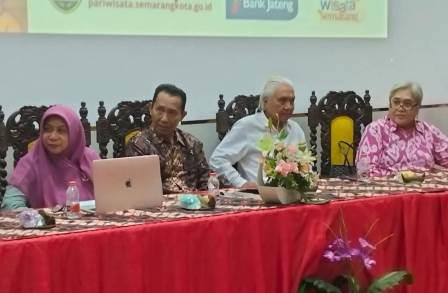 Para narasumber dalam Peluncuran dan Diskusi Buku Antologi Puisi "Anakku Harapanku" di Dinarpus Kita Semarang, Rabu (23/7/2025). Dari kanan: Sulis Bambang, Gunoto Saparie, Warsit, dan Fadjar Setiyo Anggraeni.