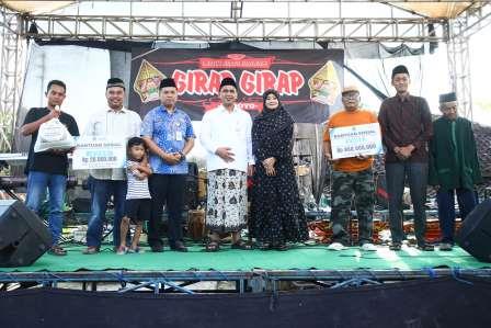 Salurkan Bantuan Modal Usaha ke 43 Kube, Taj Yasin Berharap Bisa Menjadi Sumber Perekonomian dan Kemakmuran Masyarakat