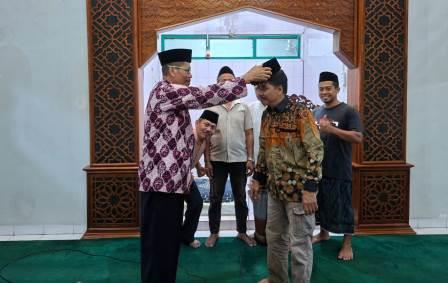 Ketua Yayasan Baitussalam Didik Suwarsono menyerahkan peci hitam secara simbolis kepada Ketua Grup Hadroh Padhang Mbulan Mohammad Agung Ridlo di Aula Masjid Baitussalam, Jalan Taman Karonsih, Ngaliyan, Semarang, Selasa (1/7/2025).