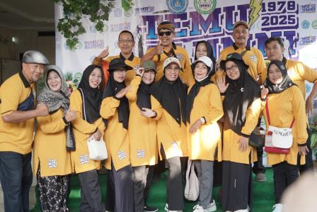 Sebagian alumni peserta Reuni SMA Muhammadiyah 1 Weleri Kendal berfoto bersama di tengah kemeriahan acara.